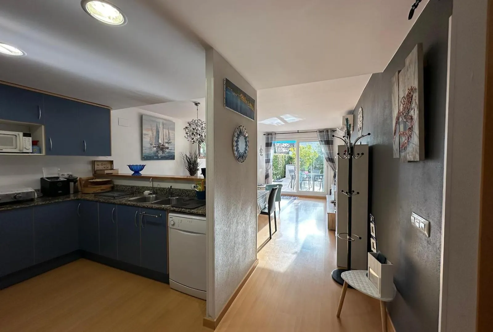 Bonito Apartamento Con Gran Terraza Y Piscina Comunitaria Roses 0*,  Spain